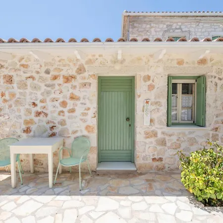 Teacher's House Къща за гости 4*
