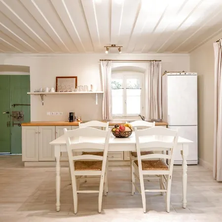 Къща за гости Teacher's House 4*